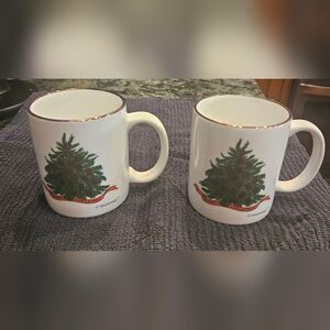 Set of 2 Christmas Tree Wondermugs: Changes color with hot beverages